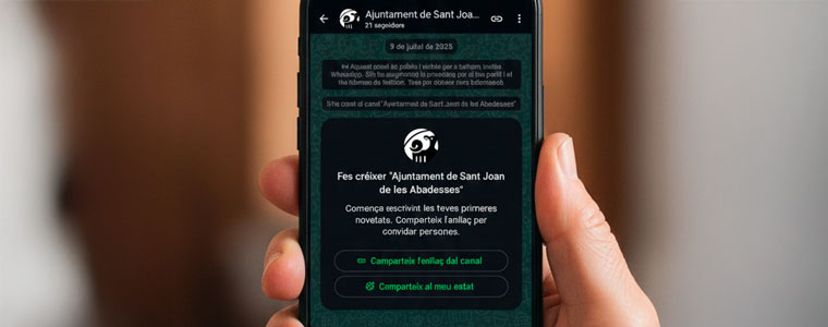 Un mòbil amb la pantalla del canal oficial de Whatsapp de l'Ajuntament