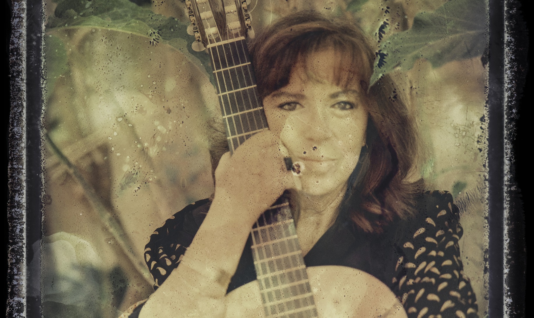 Retrat de Maria del Mar Bonet sostenint una guitarra clàssica a prop de la cara. La fotografia té un acabat artístic d'estil vintage, amb tons càlids i textures que simulen el pas del temps.